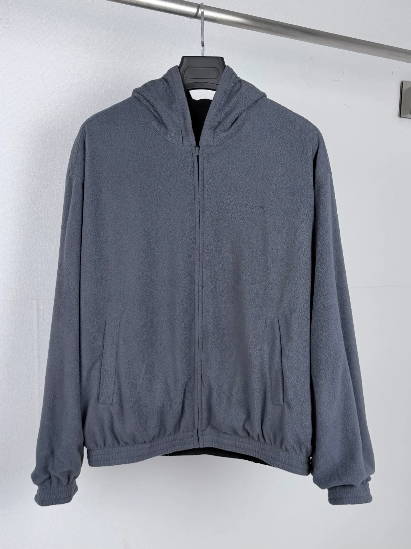 BALENCIAGA/ Balenciaga 26SS cursive embroidered fleece reversible jacket Authentic 21000 purchased and developed, 100% nylon woven fabric, custom dyed 100% polyester fiber plush cloth, imported embroidery, fabric enzyme washing, customized 1:1 zipper, customized 1:1 trademark, fitted version Size: S M L XL